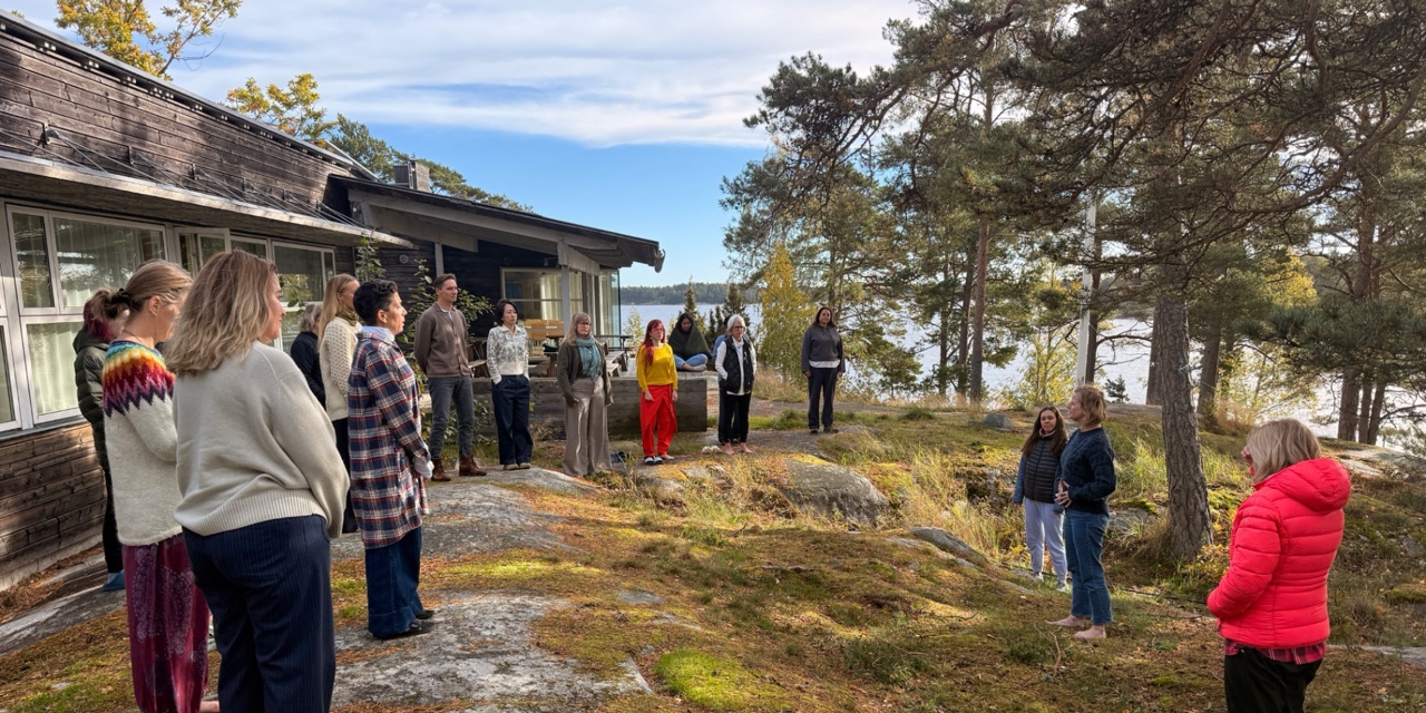 IDG Deep Dive Immersion – a circle of people on the rocks at Ekskäret Island